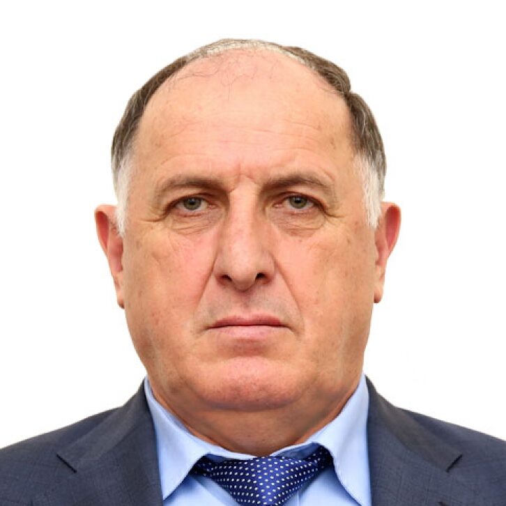 Абдулмуслимов абдулмуслим мухудинович. Абдулмуслим абдулмуслимов. абдулмуслимов. председатель абдулмуслимов с книгой.